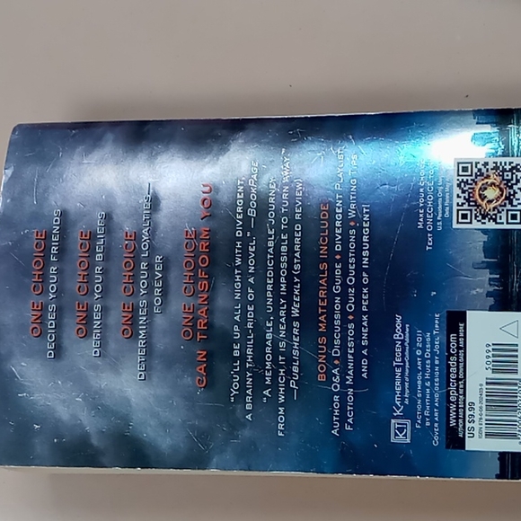 Divergent, the first book in a three book series by Veronica Roth. - Picture 3 of 3